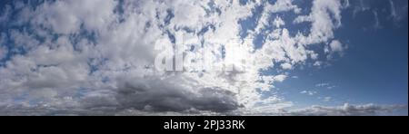 cielo blu scuro con spettacolari nuvole bianche. immagine panoramica aerea. Foto Stock