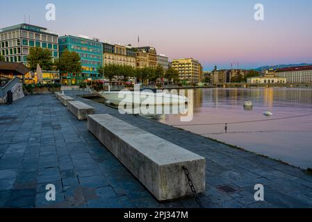 Ginevra, Svizzera, 19 settembre 2022: Vista all'alba di una passeggiata sul lago della città svizzera Ginevra, Svizzera. Foto Stock