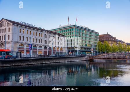 Ginevra, Svizzera, 19 settembre 2022: Vista dall'alba sul lungofiume del Rodano nella città svizzera Ginevra, Svizzera. Foto Stock