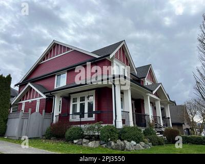 Bella nuova casa nella città di Surrey vicino Vancouver Canada settore privato nuvole immagine come da visualizzazione rivista desiderio di avere tali alberi di strada palazzo costruito due piani cottage Canada 2023 Foto Stock