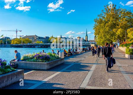 Zuerich, Svizzera, 21 settembre 2022: La gente sta godendo il tramonto sulla passeggiata del lago Zuerich in Svizzera. Foto Stock