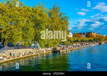 Zuerich, Svizzera, 21 settembre 2022: La gente sta godendo il tramonto sulla passeggiata del lago Zuerich in Svizzera. Foto Stock