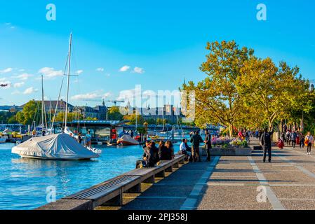 Zuerich, Svizzera, 21 settembre 2022: La gente sta godendo il tramonto sulla passeggiata del lago Zuerich in Svizzera. Foto Stock