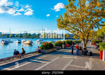 Zuerich, Svizzera, 21 settembre 2022: La gente sta godendo il tramonto sulla passeggiata del lago Zuerich in Svizzera. Foto Stock