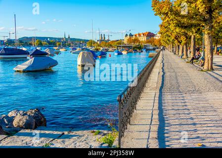 Zuerich, Svizzera, 21 settembre 2022: La gente sta godendo il tramonto sulla passeggiata del lago Zuerich in Svizzera. Foto Stock