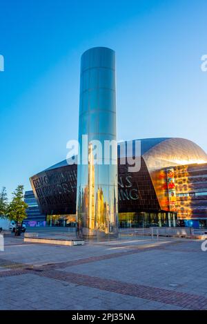 Cardiff, Galles, 15 settembre 2022: Vista al tramonto del Wales Millennium Centre nella capitale gallese Cardiff. Foto Stock