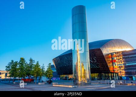 Cardiff, Galles, 15 settembre 2022: Vista al tramonto del Wales Millennium Centre nella capitale gallese Cardiff. Foto Stock