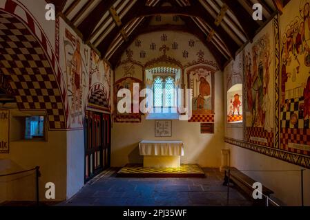 Cardiff, Galles, 16 settembre 2022: Interno della Chiesa di San Teilo a St Fagans Museo Nazionale di Storia. Foto Stock