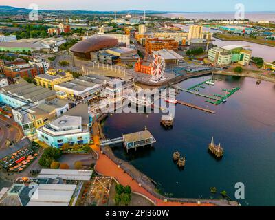 Cardiff, Galles, 16 settembre 2022: Vista panoramica al tramonto della baia di Cardiff in Galles. Foto Stock