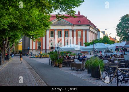 Turku, Finlandia, 19 luglio 2022: Vista al tramonto della biblioteca di Turku, Finlandia. Foto Stock