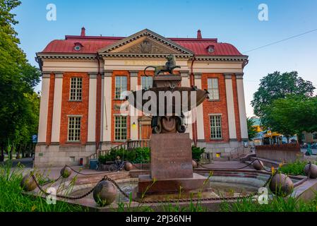 Turku, Finlandia, 19 luglio 2022: Vista al tramonto della biblioteca di Turku, Finlandia. Foto Stock