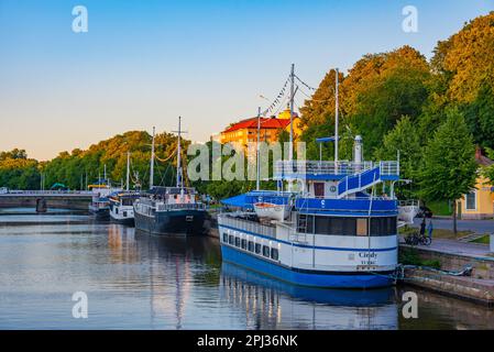 Turku, Finlandia, 19 luglio 2022: Barche ormeggiate lungo il fiume Aura a Turku, Finlandia. Foto Stock