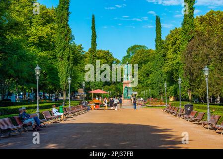 Helsinki, Finlandia, 21 luglio 2022: Statua di JL Runeberg, il poeta nazionale finlandese, nel viale del parco Esplanadi a Helsinki, Finlandia. Foto Stock