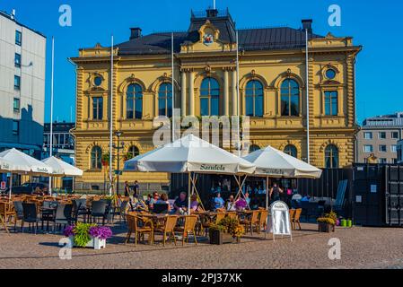 Hämeenlinna, Finlandia, 21 luglio 2022: Ristorante in piazza Kauppatori nella città finlandese di Hämeenlinna.. Foto Stock