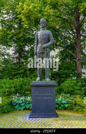 Seinäjoki, Finlandia, 24 luglio 2022: Statua di Carl Gustaf Emil Mannerheim nella città finlandese di Seinäjoki Foto Stock