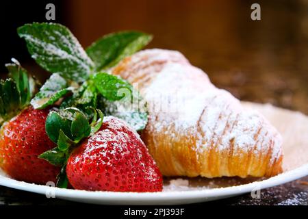 Colazione continentale con croissant freschi, succo d'arancia e caffè, focus selettivo. Foto di alta qualità Foto Stock