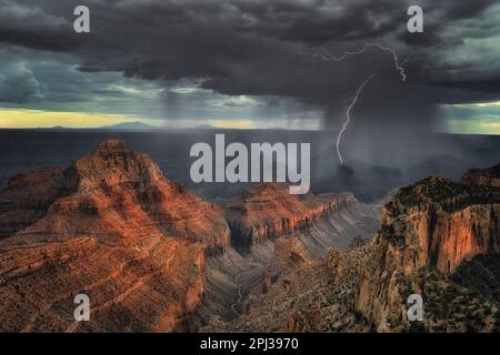 Fulmini sul versante nord del Grand Canyon dell'Arizona da Cape Royal. Foto Stock