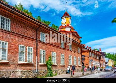 Fiskars, Finlandia, 28 luglio 2022: Strada principale presso la vecchia fabbrica di Fiskars, Finlandia. Foto Stock