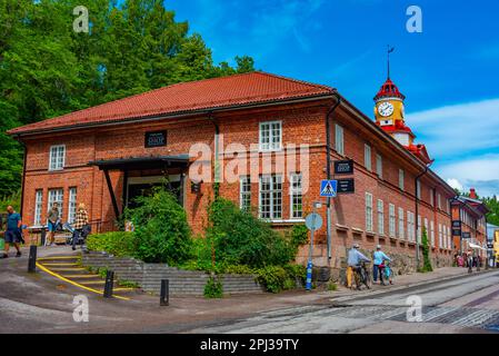 Fiskars, Finlandia, 28 luglio 2022: Strada principale presso la vecchia fabbrica di Fiskars, Finlandia. Foto Stock