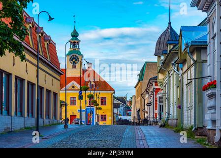 Rauma, Finlandia, 29 luglio 2022: Vecchio municipio nella città finlandese Rauma. Foto Stock