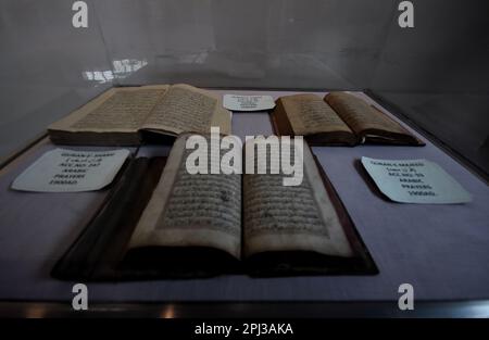 Srinagar, India. 30th Mar, 2023. Alcuni dei santi Corani storici che sono in mostra nella mostra speciale di una settimana di manoscritti curanici rari e antichi, tra cui quelli del Corani del 17th ° secolo il 30 2023 marzo, nel museo a Srinagar il capitale estivo del Kashmir amministrato dagli indiani. (Foto di Mubashir Hassan/Pacific Press) Credit: Pacific Press Media Production Corp./Alamy Live News Foto Stock