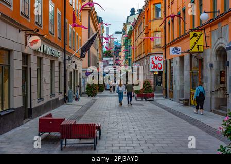 Stoccolma, Svezia, 2 agosto 2022: La gente sta passeggiando per una strada trafficata nel centro di Stoccolma, Svezia. Foto Stock