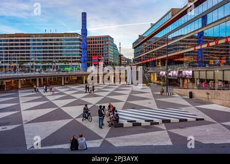 Stoccolma, Svezia, 2 agosto 2022: La gente sta passeggiando in piazza Sergels Torg a Stoccolma, Svezia. Foto Stock