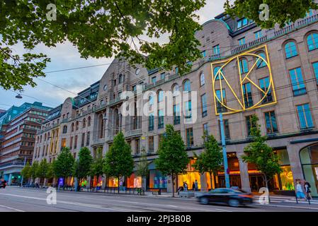 Stoccolma, Svezia, 2 agosto 2022: La gente sta passeggiando per una strada trafficata nel centro di Stoccolma, Svezia. Foto Stock