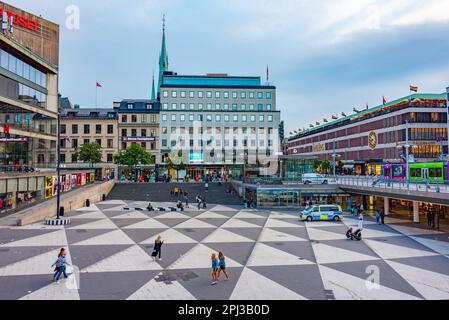 Stoccolma, Svezia, 2 agosto 2022: La gente sta passeggiando in piazza Sergels Torg a Stoccolma, Svezia. Foto Stock