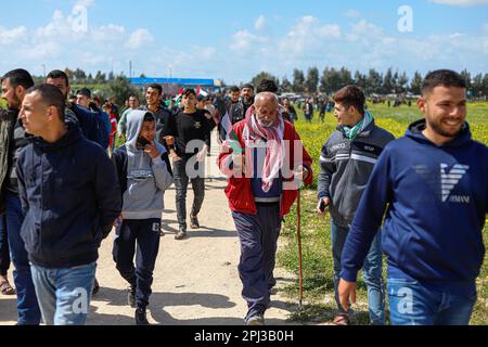 Gaza, Palestina. 30th Mar, 2023. I Palestinesi si riuniscono per un evento tenutosi il 47th° anniversario della Giornata della Terra a Gaza. (Credit Image: © Ramez Habboub/Pacific Press via ZUMA Press Wire) SOLO PER USO EDITORIALE! Non per USO commerciale! Foto Stock