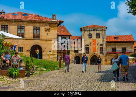 Santillana del Mar, Spagna, 12 giugno 2022: La gente sta passeggiando per le strade medievali di Santillana del Mar in Spagna. Foto Stock