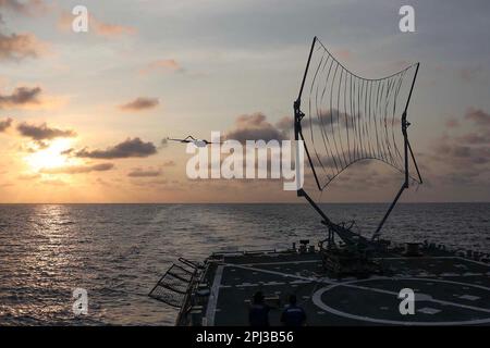 Mar Cinese Meridionale. 27th Mar, 2023. Un sistema aereo senza equipaggio ritorna al ponte di volo della USS Milius nel Mar Cinese Meridionale, il 27 marzo 2023. Credito: USA Navy/ZUMA Press Wire Service/ZUMAPRESS.com/Alamy Notizie dal vivo Foto Stock