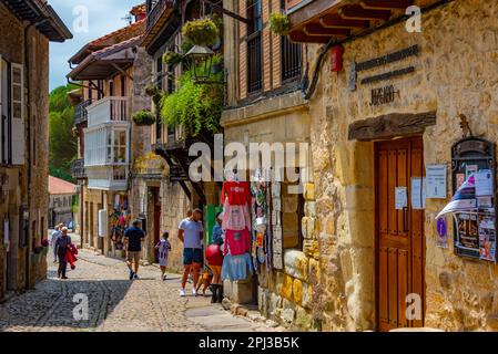 Santillana del Mar, Spagna, 12 giugno 2022: La gente sta passeggiando per le strade medievali di Santillana del Mar in Spagna. Foto Stock