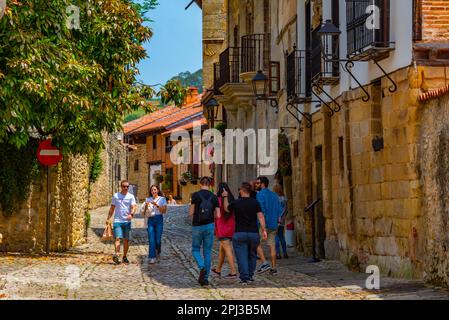 Santillana del Mar, Spagna, 12 giugno 2022: La gente sta passeggiando per le strade medievali di Santillana del Mar in Spagna. Foto Stock