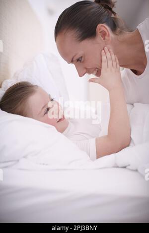 Im non ha paura del buio, mamma. Una madre che dice la notte di addio alla sua giovane figlia. Foto Stock