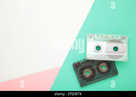 Vecchie cassette su sfondo colorato. Giornata musicale, vista dall'alto Foto Stock