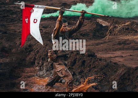 Hawaii, Stati Uniti. 23rd Mar, 2023. Un soldato naviga l'ostacolo finale di una corsa di truppe 5k a East Range, Schofield Barracks, Hawaii, 23 marzo 2023. Credito: USA Army/ZUMA Press Wire Service/ZUMAPRESS.com/Alamy Notizie dal vivo Foto Stock