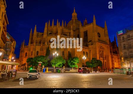 Segovia, Spagna, 7 giugno 2022: Vista notturna della cattedrale di Segovia, Spagna. Foto Stock