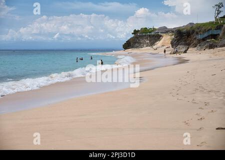 La spiaggia di sabbia bianca Dreamland a Uluwatu, Bali, Indonesia. Foto Stock