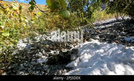 neve sul sentiero escursionistico in estate in una bella cresta di montagna - foto della natura Foto Stock