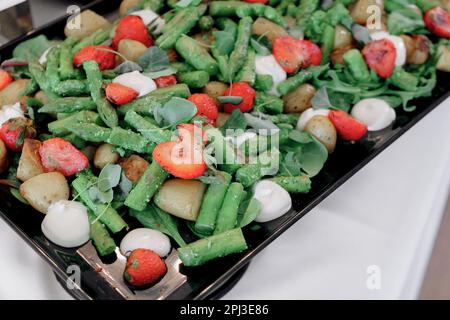 catering per matrimoni con buffet al coperto in un ristorante di lusso con frutta e verdura colorata. Cibo sano sul tavolo. Concetto di cibo sano. Soft fo Foto Stock