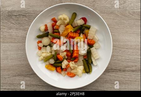Insalata di Giardiniera italiana, verdure dolci e acere in vasetto. Vista dall'alto Foto Stock