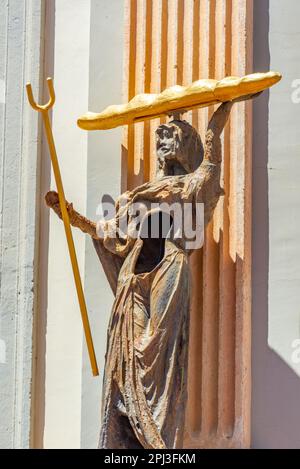 Figueres, Spagna, 28 maggio 2022: Statua di Salvator Dali nel centro di Figueres, Spagna. Foto Stock