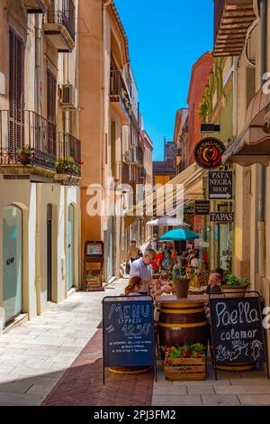 Figueres, Spagna, 28 maggio 2022: Via nel centro della città spagnola Figueres. Foto Stock