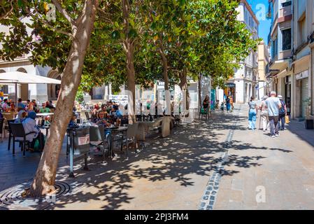 Figueres, Spagna, 28 maggio 2022: Via nel centro della città spagnola Figueres. Foto Stock