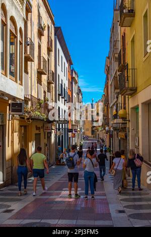 Figueres, Spagna, 28 maggio 2022: Via nel centro della città spagnola Figueres. Foto Stock