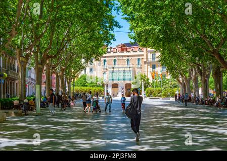 Figueres, Spagna, 28 maggio 2022: Via nel centro della città spagnola Figueres. Foto Stock