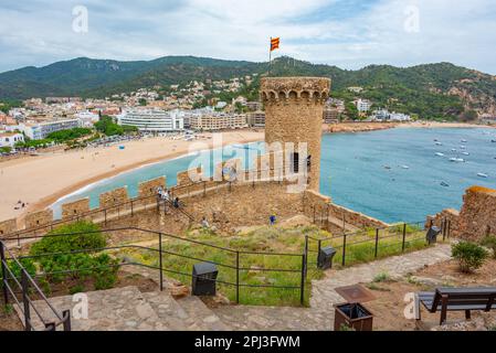 Tossa de Mar, Spagna, 27 maggio 2022: Muralles de Tossa de Mar castello in Spagna. Foto Stock