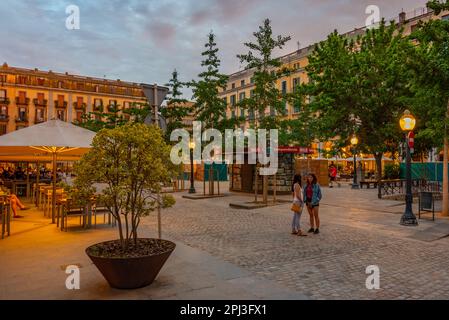 Girona, Spagna, 26 maggio 2022: Vista al tramonto di Plaza de la Independenceia nella città spagnola di Girona. Foto Stock
