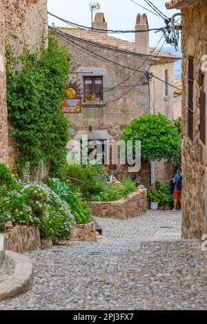 Tossa de Mar, Spagna, 27 maggio 2022: Via medievale nella città spagnola Tossa de Mar. Foto Stock